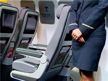 Die Flugbegleiter der Lufthansa verzichten in der Urlaubszeit auf einen Streik. Foto: Inga Kjer/Archiv
