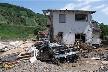 Die Fluten haben viele Existenzen zerstört, so wie hier ein komplett zerstörtes Haus in Marienthal im Ahrtal zu sehen ist. Viele Menschen wollen nun spenden, doch leider nutzen das auch unseriöse Organisationen aus.