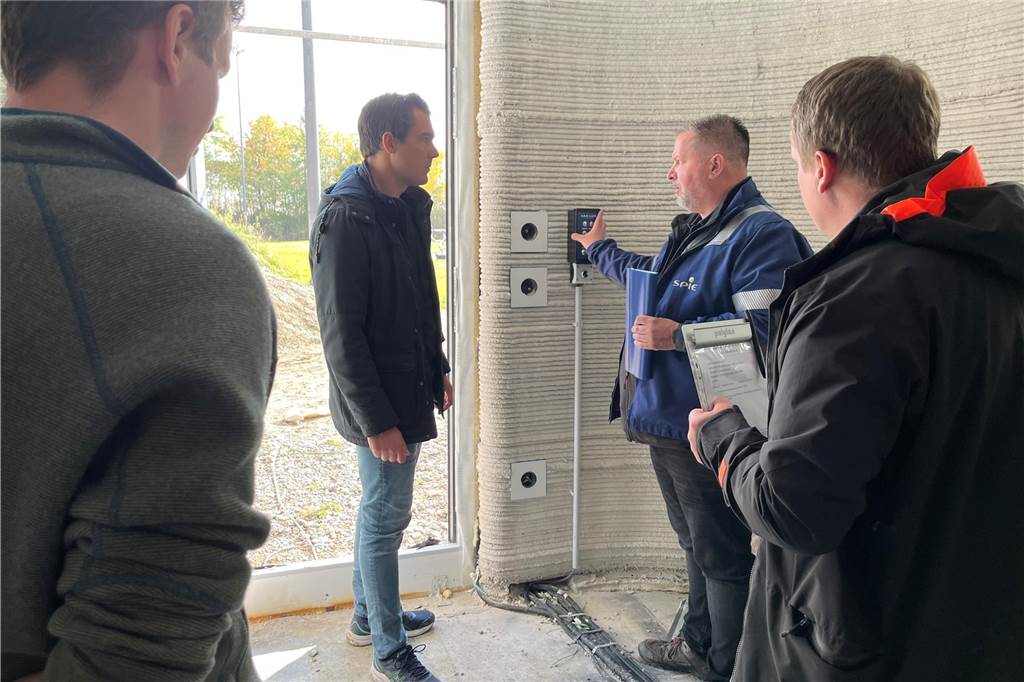 Arbeiten beim SC Capelle gehen weiter: Kunstrasenplatz ist fertiggestellt Die Flutlichtanlage mit LED-Leuchtmitteln lässt sich künftig so steuern, dass das Feld – oder auch nur Teile davon – je nach Nutzungszweck ausgeleuchtet werden kann.