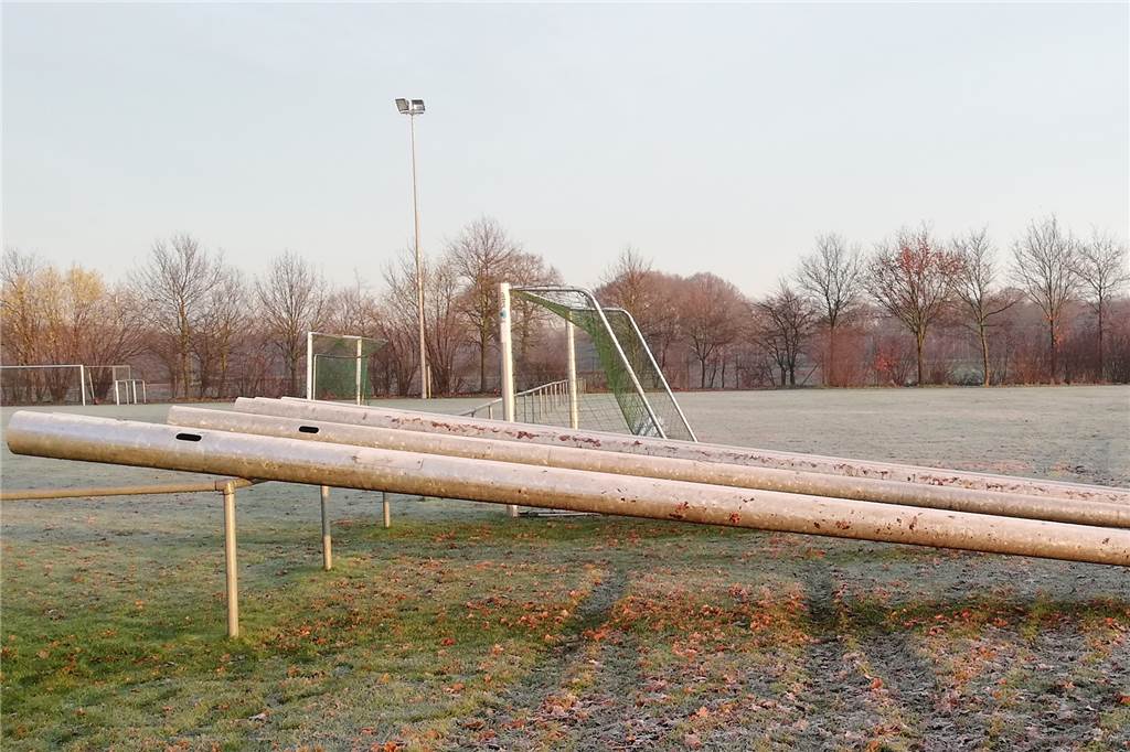 Neue Flutlichtanlage für RW Nienborg nimmt Stück für Stück Form an Die Flutlichtmasten liegen bereits auf dem Klubgelände.