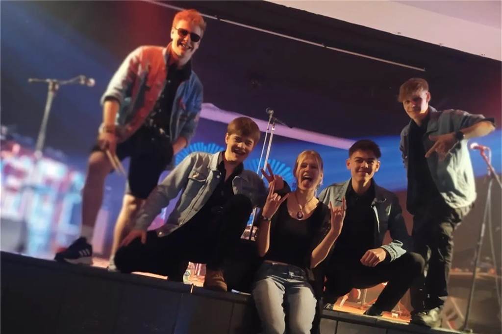 Hospiz-Benefiz: Drei Bands rocken die Stadthalle für einen guten Zweck Flying Gloves