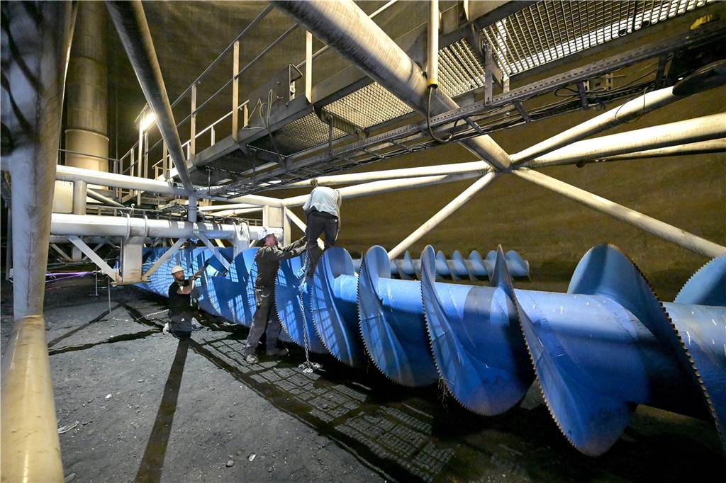 Die Förderschnecken des Kohlesilos wurden im Sommer 2022 ebenfalls erneuert. Nachdem das Kraftwerk ab August wieder produzierte, bekamen die neuen Schnecken viel zu tun. 
