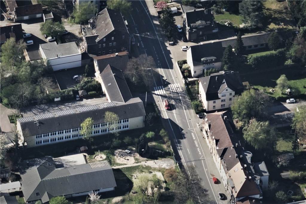 Die Förderschule hat direkt eingangs zum Schulhof diesen Zebrastreifen vor den Toren. Hier überqueren täglich viele Kinder und auch andere Passanten die Bahnhofstraße.
