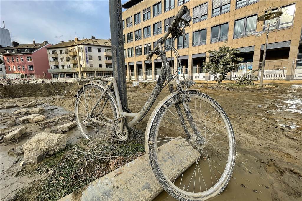 2021 als Rekord-Jahr: So viele Bomben-Entschärfungen gab es noch nie Die Folgen der Blindgänger-Sprengung waren am Platz von Novi Sad deutlich sichtbar. Menschen kamen aber nicht zu Schaden.