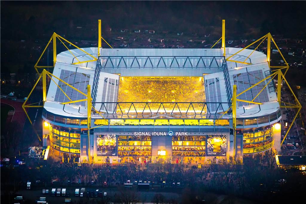 Rasenheizungen und Fußballspiele unter Flutlicht gehören ebenso verboten wie Laubbläser Die Folgen des russischen Angriffskrieges gegen die Ukraine zwingen uns dazu, Energie zu sparen. Unser Kommentator hat dazu viele Ideen gesammelt, und schlägt unter anderem vor, Fußballspiele unter Flutlicht – hier bei einem Spiel des BVB im Signal Iduna Park – ebenso zu verbieten wie Rasenheizungen.