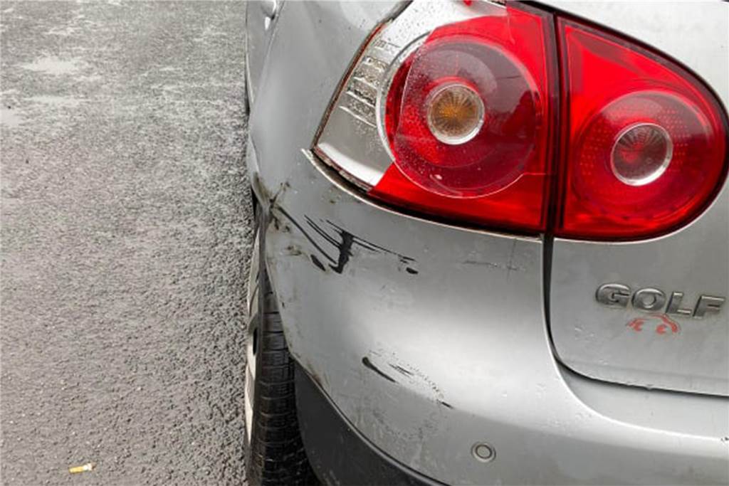 Unfallflucht: 40-Tonner pflügt durch Vorgarten und schrottet Golf Die Folgen des Unfalls sind an der linken Seite des Golf sichtbar. Womöglich ist aber auch die Achse gebrochen.