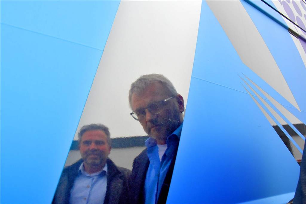 Die Folierung von Fahrzeugen macht mittlerweile gut ein Fünftel des Gesamtgeschäfts aus. Dabei geht es nicht mehr nur um simple Beschriftung, sondern teilweise das Bekleben ganzer Karosserien oder Karosserieteile.