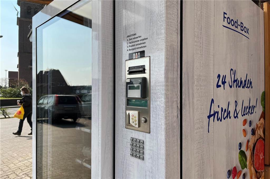 Die Food-Box bei Enstrup's hat Würstchen für den Grill im Angebot.