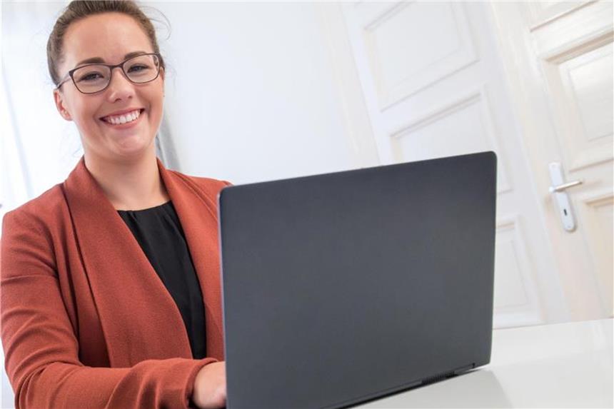 Skype-Bewerbungsgespräch ernst nehmen Die Form wahren: Wer sich einem neuen Arbeitgeber in einem Skype-Gespräch vorstellt, sollte sich zu Hause wie im Büro kleiden - und unbedingt pünktlich erreichbar sein. Foto: Christin Klose