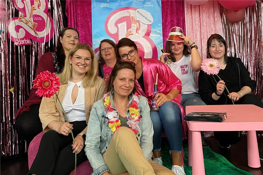 Pinke Premiere in der Cineworld: Barbie löst zwiespältige Gefühle aus Die Fotoecke zum Barbie-Film in der Cineworld kam bei den Besucherinnen der Ladies Night sehr gut an.