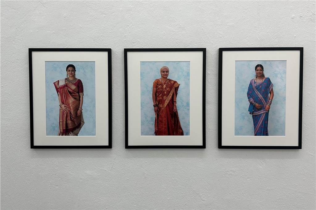 5 Dinge, die die Ausstellung „love/love“ über die Liebe lehrt Fotografien zeigen Frauen in indischen Gewändern