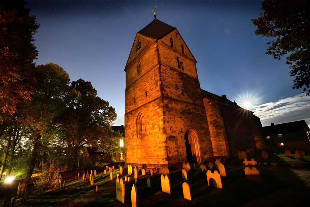 St. Peter zu Syburg, die älteste Kirche in Dortmund, ist Mittelpunkt des Kalenders.