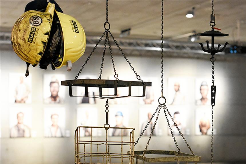 „Blickpunkt Bergbau“ zeigt hochaktuelle Fotos Die Fotos von Bergmännern und Zechen von Michael Bader sind um eine Installation aus Grubenhelmen arrangiert. Eine ähnliche Installation gibt es im Museum DKM Duisburg. Foto: Grebe