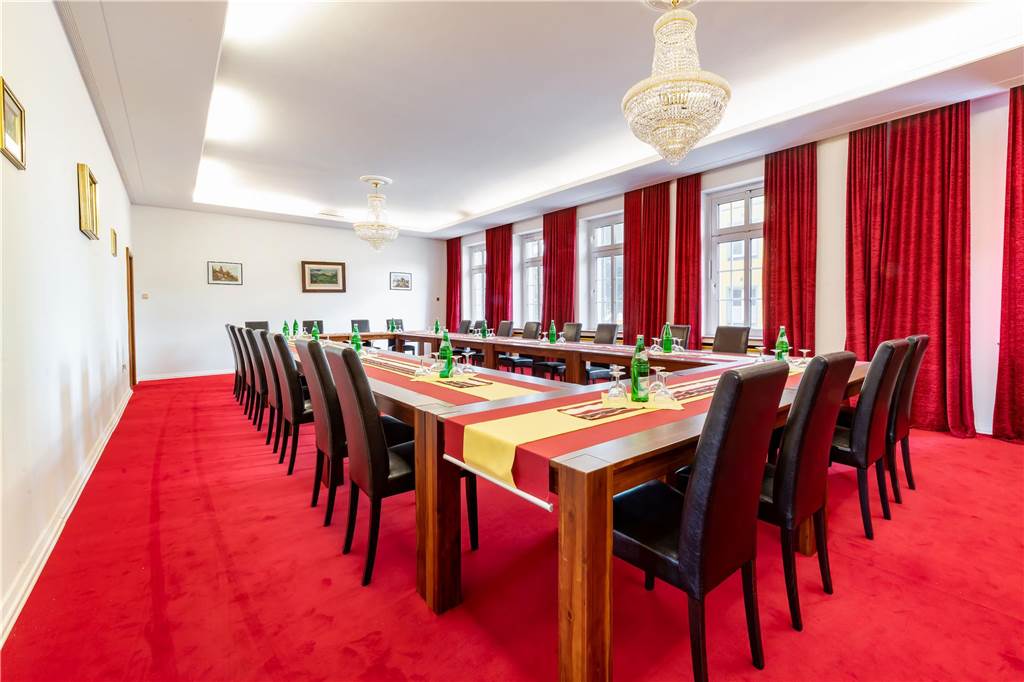 Die Fotos zeigen, wie Haus Bladenhorst früher aussah. Das Haus stand leer, sollte verkauft werden. Dann kamen Einbrecher, Obdachlose, eventuell auch Schwarzarbeiter, die hier zeitweise wohnten.