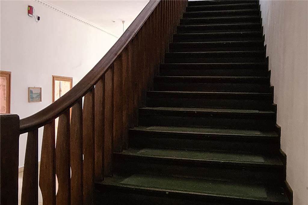 Die Fotos zeigen, wie Haus Bladenhorst früher aussah. Das Haus stand leer, sollte verkauft werden. Dann kamen Einbrecher, Obdachlose, eventuell auch Schwarzarbeiter, die hier zeitweise wohnten.