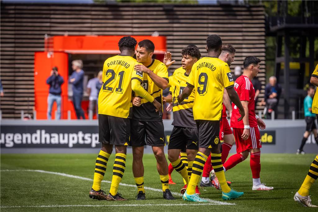 Die Fotos zum Testspiel von Borussia Dortmunds U23 gegen den Lüner SV. 