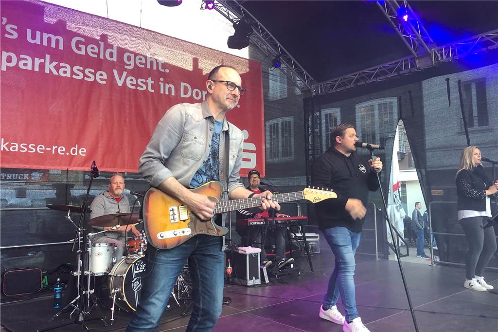 Altstadtfest am Freitag: Dorstener brauchen offenbar einen Tanzkurs Die Four Live Band legte sich ins Zeug.