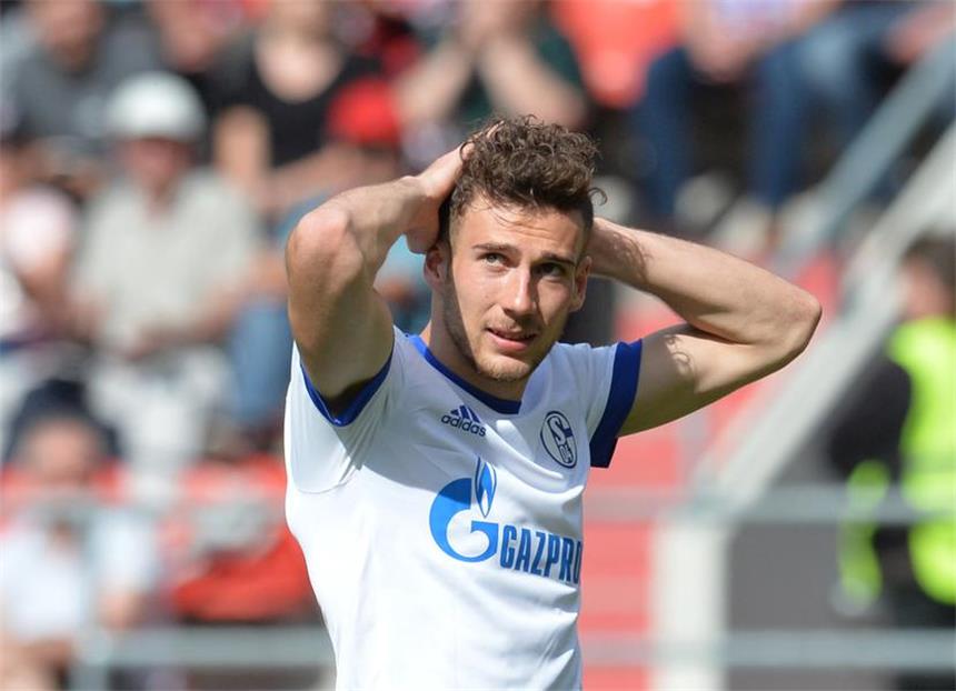 Goretzka-Dementi: "Einigung mit Bayern Quatsch" Die Frage bereitet ihm Kopfzerbrechen: Wechselt Leon Goretzka im kommenden Sommer den Verein oder verlängert er sogar seinen Vertrag auf Schalke?