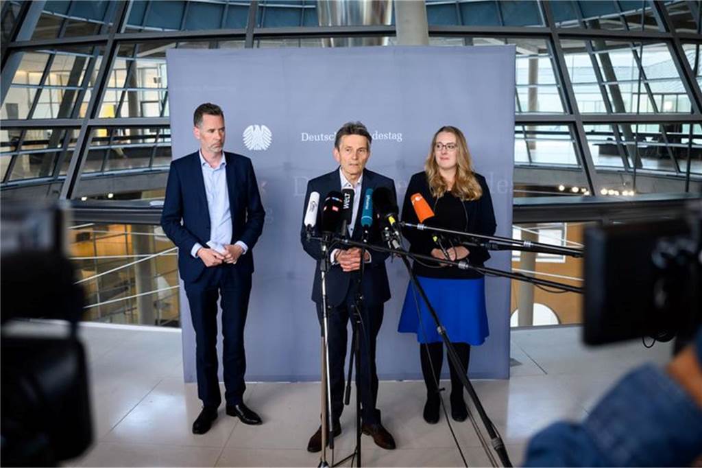 Habeck kündigt Nachbesserungen beim Heizungsgesetz an: Streit in der Ampel-Koalition Die Fraktionsvorsitzenden Christian Dürr (l, FDP), Rolf Mützenich (m, SPD) und Katharina Dröge (r, Bündnis 90/Die Grünen), sprechen über den Entwurf für die Novelle des Gebäudeenergiegesetzes (GEG) nach den Sitzungen der Fraktionen im Deutschen Bundestag. Foto: Bernd von Jutrczenka/dpa