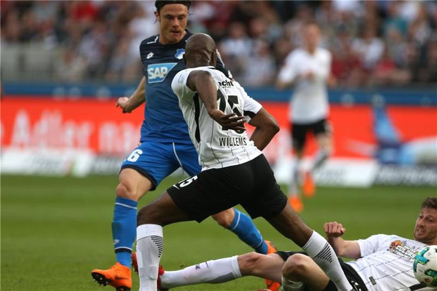 Frankfurt bleibt nach Remis vor 1899 - „Werbung für Fußball“ Die Frankfurter David Abraham (r) und Jetro Willems (M) kämpfen mit Hoffenheims Nico Schulz um den Ball. Foto: Thomas Frey