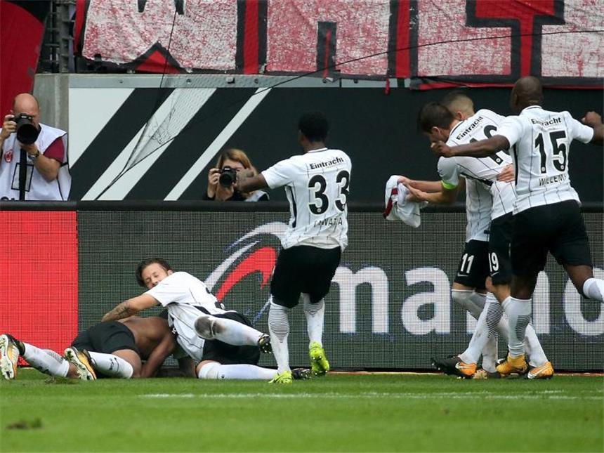 Die Frankfurter feierten in der Nachspielzeit Torschütze Sébastien Haller (l). Foto: Hasan Bratic