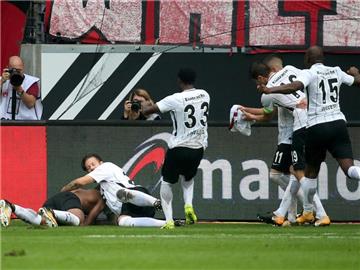 Die Frankfurter feierten in der Nachspielzeit Torschütze Sébastien Haller (l). Foto: Hasan Bratic