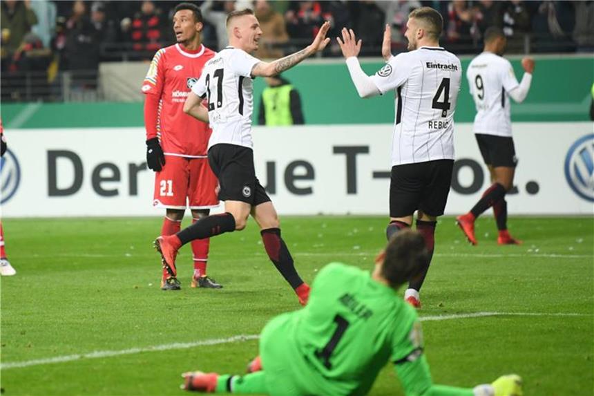Mainzer Gastgeschenke bescheren Frankfurt Pokal-Halbfinale Die Frankfurter Marius Wolf (M/27) und Ante Rebic (4) feiern hinter dem am Boden kauernden Torwart René Adler die 2:0-Führung. Foto: Arne Dedert