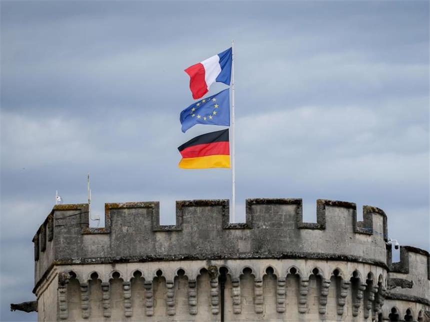 Merkel und Hollande gedenken der «Hölle von Verdun» Die französische, europäische und deutsche Fahne wehen über Verdun im Wind. Foto: Kay Nietfeld