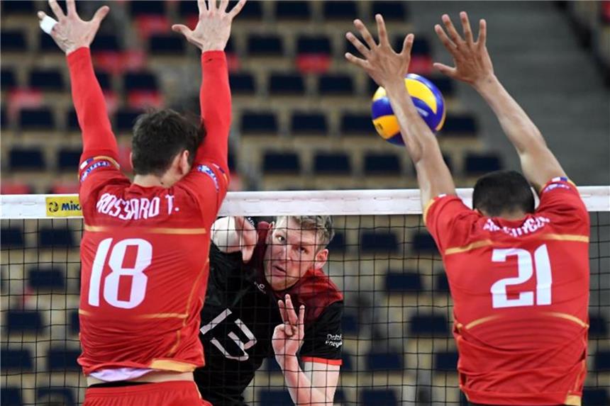 Die Franzosen Thibault Rossard (l) und Barthelemy Chinenyeze versuchen einen Ball von Simon Hirsch zu blocken. Foto: Grzegorz Michalowski