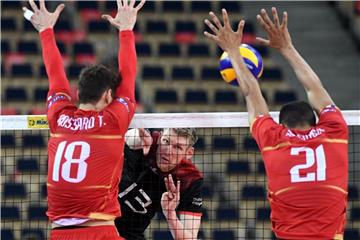 Die Franzosen Thibault Rossard (l) und Barthelemy Chinenyeze versuchen einen Ball von Simon Hirsch zu blocken. Foto: Grzegorz Michalowski