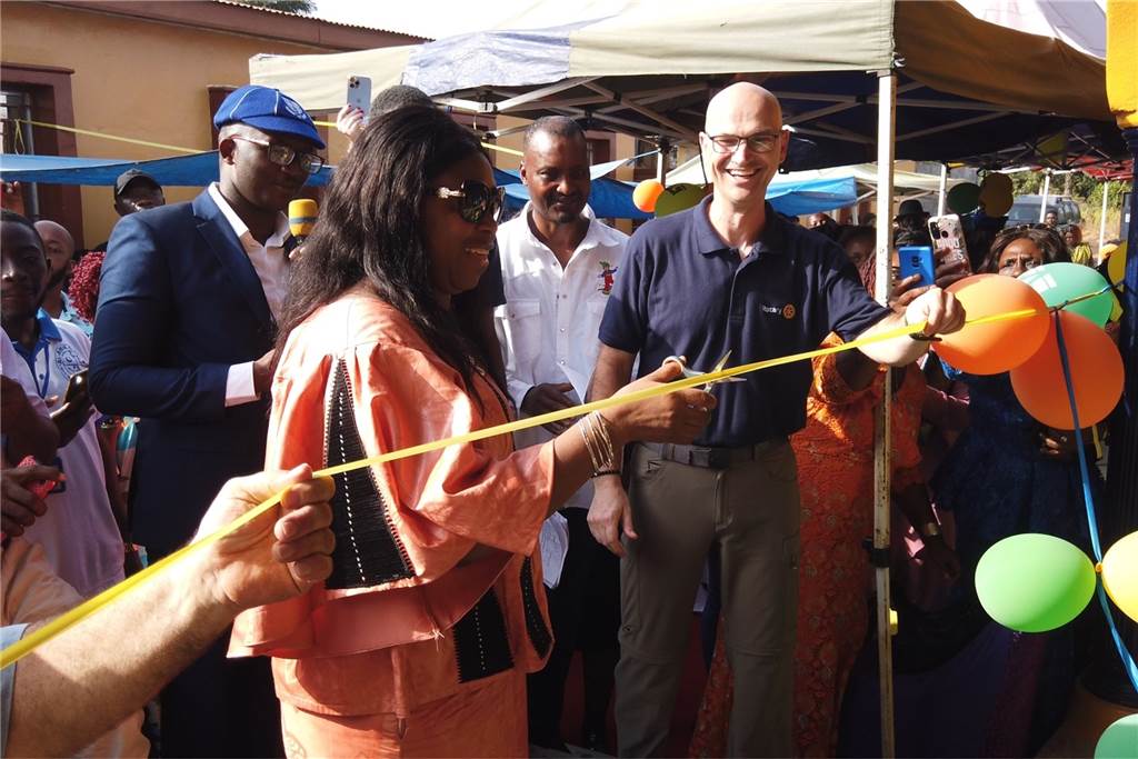 Neue Krankenstation für Sierra Leone war ein echter Kraftakt Die Frau des Vizepräsidenten schnitt bei der Eröffnung der Krankenstation das Band durch.