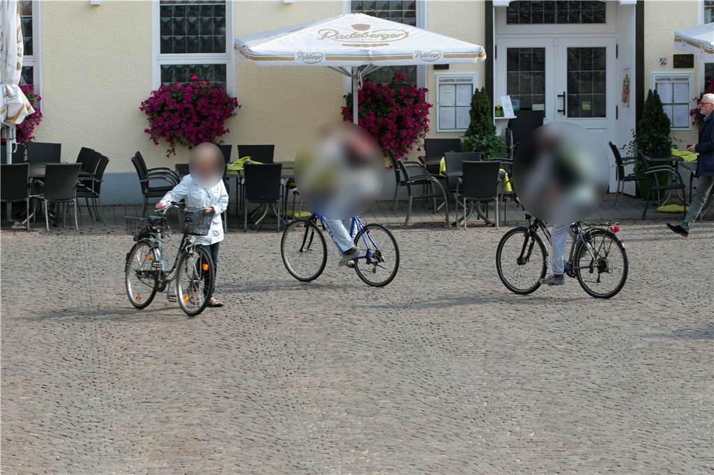 Erwischt! Trotz Verbot fahren Radler massenweise durch die Werner Fußgängerzone Die Frau macht’s richtig, die beiden Männer nicht. Sie fahren verbotenerweise über den Marktplatz.