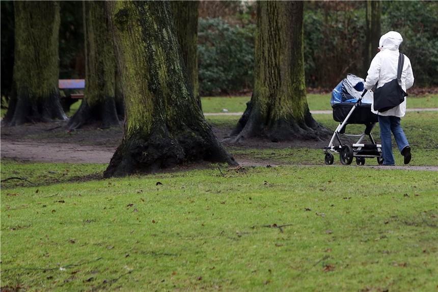 14-Jähriger gesteht gewaltsamen Angriff auf 34-jährige Frau in Legden Die Frau war mit einem Säugling im Kinderwagen unterwegs, als sie angegriffen wurde. (Symbolfoto) © picture alliance / dpa