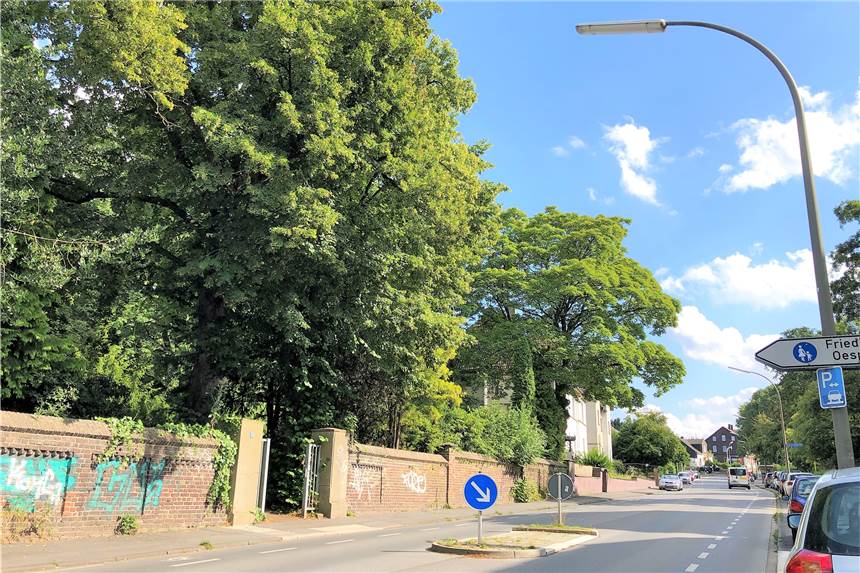 Brutaler Raub-Überfall auf Dortmunder Friedhof: Polizei nennt neue Details Die Frau wurde auf dem Friedhof überfallen. Auf der angrenzenden Straße rief sie laut um Hilfe.