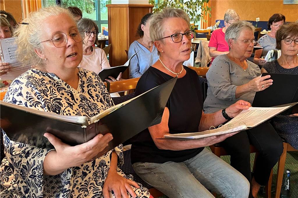 Frauenchor „Sing mit!“ feiert Zehnjähriges mit großem Konzert Frauen mit Gesangsunterlagen