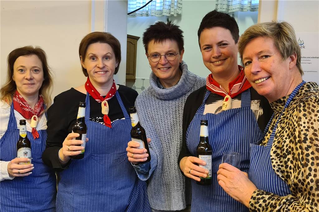 Schlöffken ist zurück: Ohne Krammarkt, aber mit gelebter Tradition Die Frauen des Heimat- und Schützenvereins waren für die Verköstigung zuständig. „Ohne uns geht hier gar nichts“, waren sie sich einig.
