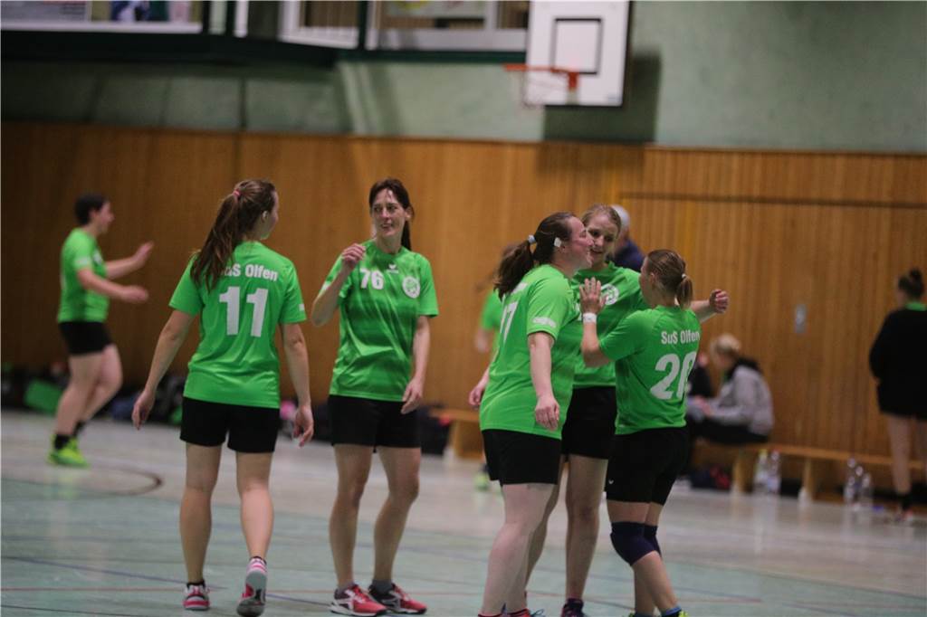Training trotz Saisonpause? Bei der Handballabteilung des SuS Olfen herrscht Uneinigkeit Die Frauen des SuS Olfen trainieren unter Einhaltung der Abstandsregeln weiter.