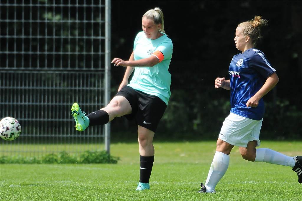 Mannschaft des TuS Henrichenburg gibt auf Die Frauen-Mannschaft des TuS Henrichenburg (grüne Hemden) spielte im August gegen die Westfalia Langenbochum.
