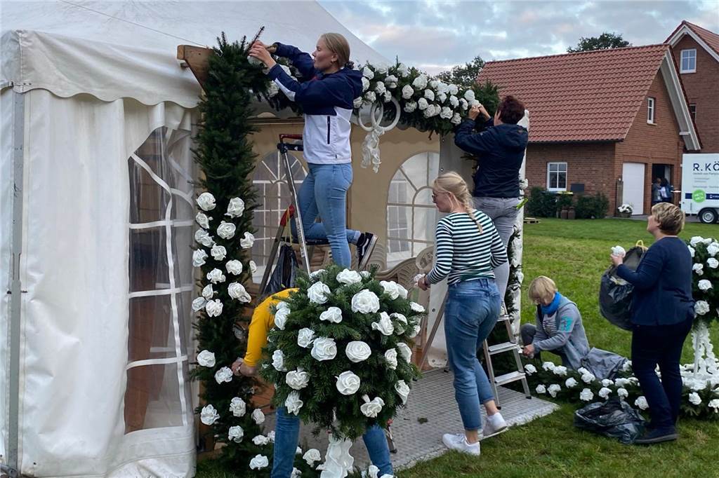 Löchte, Notnachbar, Schlepper-Konvoi: Venne-Buurn feiern echte Bauernhochzeit Die Frauen schmücken Zelt wie Wohnhaus des Brautpaars.