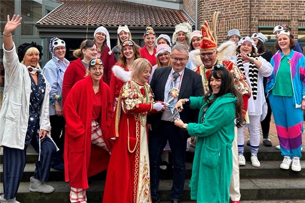 Pyjama-Party der schlafenden Beamten im Raesfelder Rathaus Die Frauen schnitten Bürgermeister Martin Tesing die Krawatte ab.