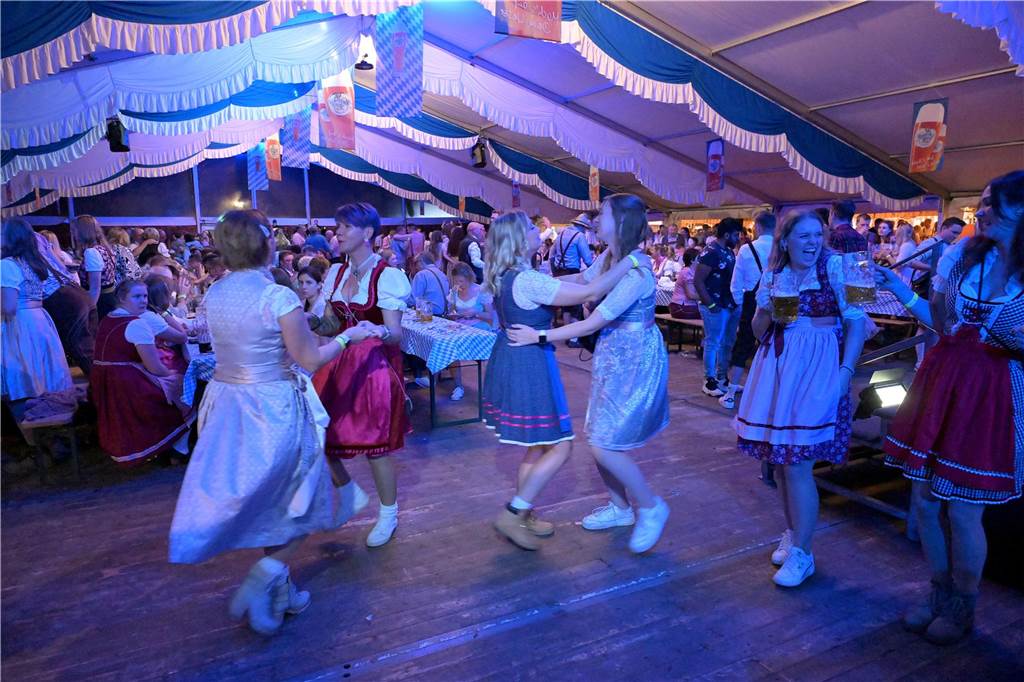 Oktoberfest in Ascheberg: Bayrisch feiern zum Monatsende Tanzende Frauen
