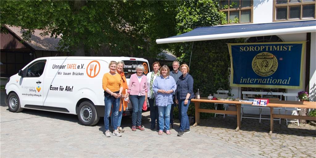 Tafel: Warum in Lünen jetzt öfter Blumen statt Gurken verteilt werden Die Frauen von Soroptimist und die Vertreter der Unnaer Tafel um Ulrike Trümper bei der Spendenübergabe auf dem Hof Schulze Wethmar.