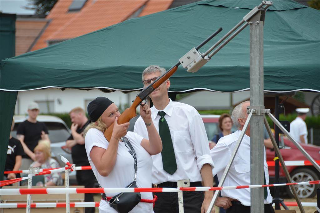 Schützenwesen und Frauen: So regeln es die Vereine in Haltern Eine Frau schießt auf den Vogel beim Schützenfest