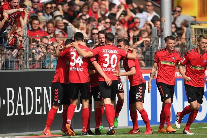 SC Freiburg bleibt erstklassig: „Extreme Saison“ Die Freiburger Mannschaft bejubelt den wichtigen 1:0-Treffer gegen den FC Augsburg. Foto: Patrick Seeger