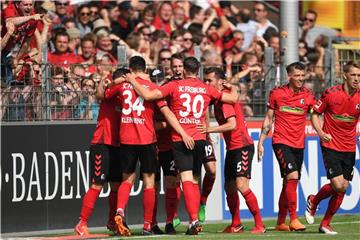 Die Freiburger Mannschaft bejubelt den wichtigen 1:0-Treffer gegen den FC Augsburg. Foto: Patrick Seeger