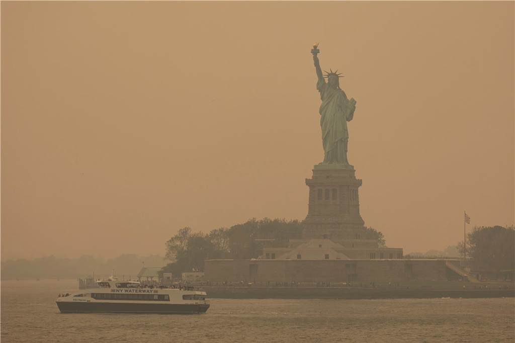Rauch von Kanadas Waldbränden hüllt New York ein Die Freiheitsstatue ist in Dunst gehüllt. Der Rauch zahlreicher schwerer Waldbrände in Kanada hat Teile der US-Ostküste eingehüllt und in der Millionenmetropole New York für die schlechteste Luftqualität seit Jahrzehnten gesorgt. Die Schwaden Hunderter Feuer im Osten Kanadas zogen in südliche Richtung und führten unter anderem in New York zu einem dichten, nebligen Schleier und einer zeitweise orangenen Färbung des Himmels.