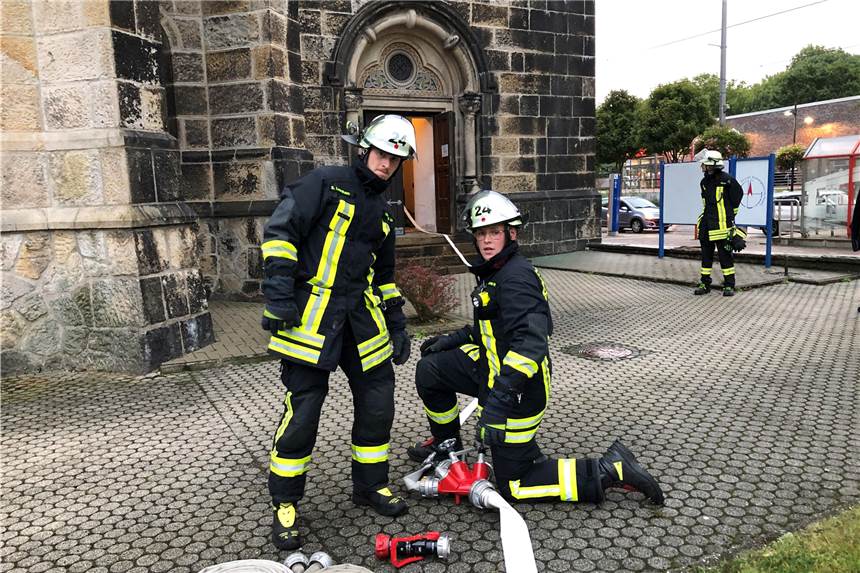 Feuerwehrwagen stehen vor der Lutherkirche in Asseln Die Freiwillige Feuerwehr Asseln hatte am Mittwochabend einen Einsatz in der Lutherkirche in Asseln