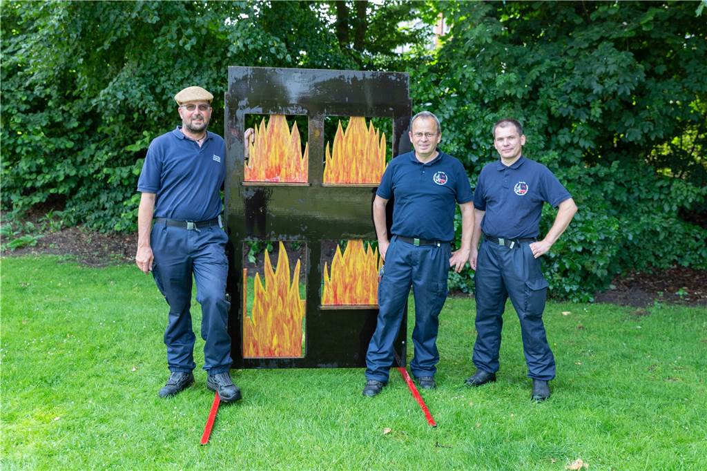 Feuriges Ferienangebot: Feuerpädagogen zu Gast am Jugend-Kloster Die Freiwillige Feuerwehr beteiligt sich oft an Veranstaltungen im Dorf und hat auch für Kinder einige Spiele im Gepäck.