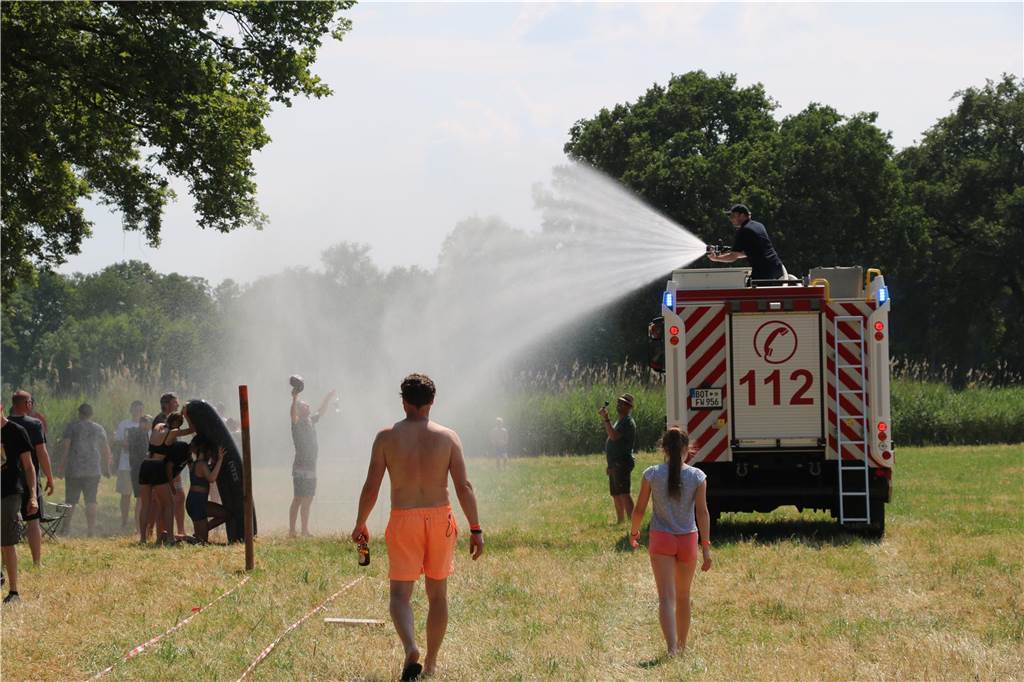 „Yabba Dabba Doo“ beim Kirchhellener Vater-Kind-Zelten Die Freiwillige Feuerwehr Kirchhellen sorgte am Samstag für eine Abkühlung.
