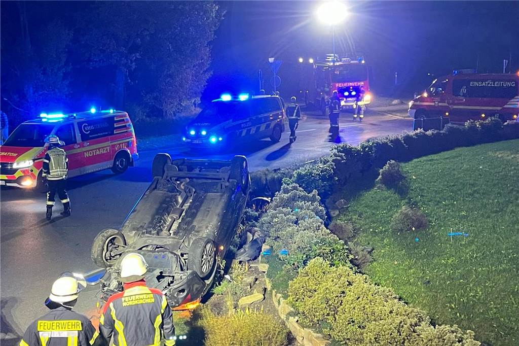 Schwerer Unfall in Nordkirchen: Auto überschlägt sich Die Freiwillige Feuerwehr Nordkirchen war mit 20 Einsatzkräften vor Ort.